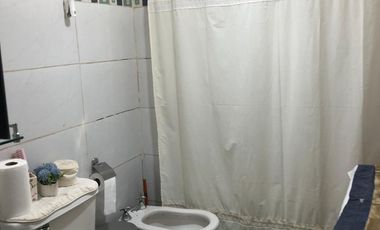 Se arrienda esta amplia casa remodelada ubicada en la calle Lord Cochrane con Av Matta Sur, ideal uso familiar o comercial.