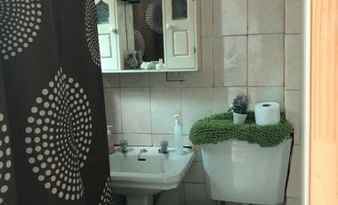 Se arrienda esta amplia casa remodelada ubicada en la calle Lord Cochrane con Av Matta Sur, ideal uso familiar o comercial.