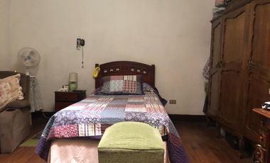 Se arrienda esta amplia casa remodelada ubicada en la calle Lord Cochrane con Av Matta Sur, ideal uso familiar o comercial.