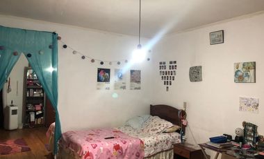 Se arrienda esta amplia casa remodelada ubicada en la calle Lord Cochrane con Av Matta Sur, ideal uso familiar o comercial.