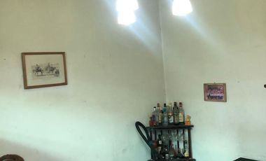Se arrienda esta amplia casa remodelada ubicada en la calle Lord Cochrane con Av Matta Sur, ideal uso familiar o comercial.