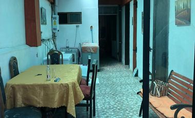 Se arrienda esta amplia casa remodelada ubicada en la calle Lord Cochrane con Av Matta Sur, ideal uso familiar o comercial.