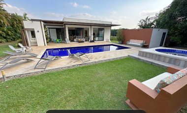 Casa de revista en el condominio casa de campo en Restrepo