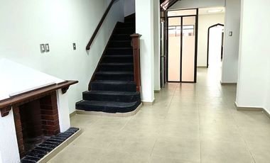 ¡Exclusiva Casa de Dos Pisos en Palermo con Amplio Espacio y Seguridad!