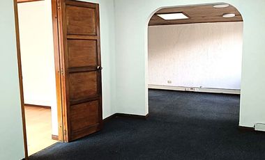 ¡Exclusiva Casa de Dos Pisos en Palermo con Amplio Espacio y Seguridad!