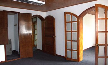 ¡Exclusiva Casa de Dos Pisos en Palermo con Amplio Espacio y Seguridad!