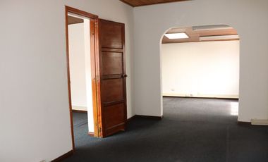 ¡Exclusiva Casa de Dos Pisos en Palermo con Amplio Espacio y Seguridad!