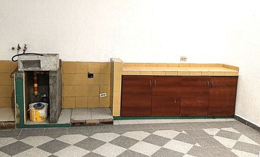 ¡Exclusiva Casa de Dos Pisos en Palermo con Amplio Espacio y Seguridad!