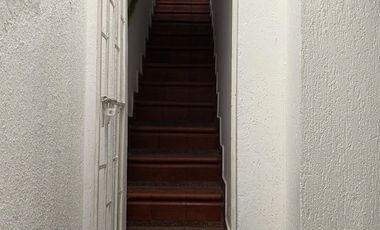 ¡Exclusiva Casa de Dos Pisos en Palermo con Amplio Espacio y Seguridad!