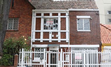 ¡Exclusiva Casa de Dos Pisos en Palermo con Amplio Espacio y Seguridad!