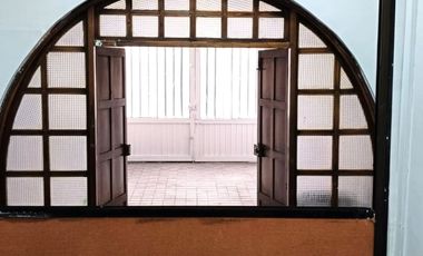 ¡Exclusiva Casa de Dos Pisos en Palermo con Amplio Espacio y Seguridad!