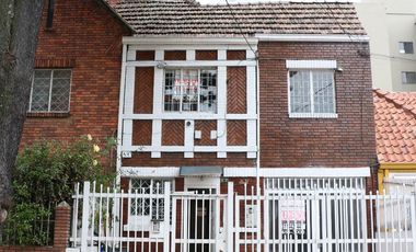 ¡Exclusiva Casa de Dos Pisos en Palermo con Amplio Espacio y Seguridad!
