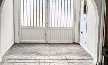 ¡Exclusiva Casa de Dos Pisos en Palermo con Amplio Espacio y Seguridad!