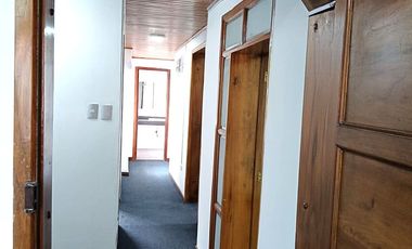 ¡Exclusiva Casa de Dos Pisos en Palermo con Amplio Espacio y Seguridad!