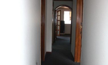 ¡Exclusiva Casa de Dos Pisos en Palermo con Amplio Espacio y Seguridad!