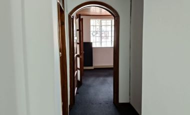 ¡Exclusiva Casa de Dos Pisos en Palermo con Amplio Espacio y Seguridad!