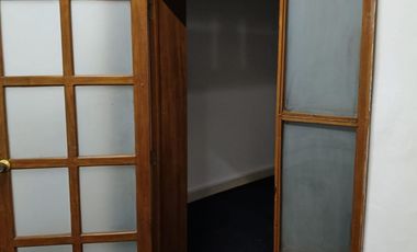 ¡Exclusiva Casa de Dos Pisos en Palermo con Amplio Espacio y Seguridad!