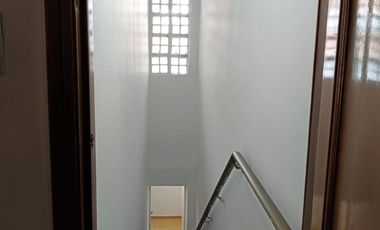 ¡Exclusiva Casa de Dos Pisos en Palermo con Amplio Espacio y Seguridad!
