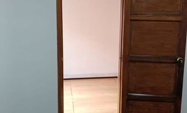 ¡Exclusiva Casa de Dos Pisos en Palermo con Amplio Espacio y Seguridad!