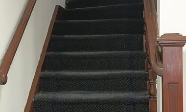 ¡Exclusiva Casa de Dos Pisos en Palermo con Amplio Espacio y Seguridad!