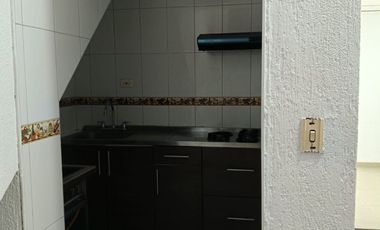 ¡Exclusiva Casa de Dos Pisos en Palermo con Amplio Espacio y Seguridad!