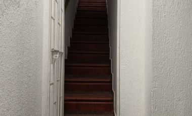 ¡Exclusiva Casa de Dos Pisos en Palermo con Amplio Espacio y Seguridad!
