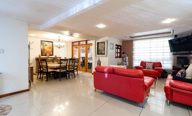 Se vende casa en excelente estado y amplia