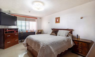 Se vende casa en excelente estado y amplia