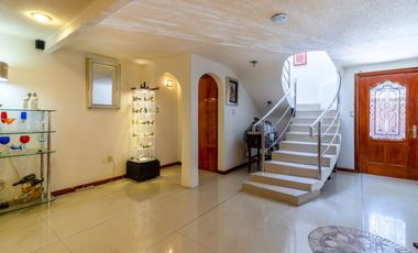 Se vende casa en excelente estado y amplia