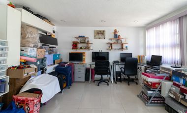 Se vende casa en excelente estado y amplia