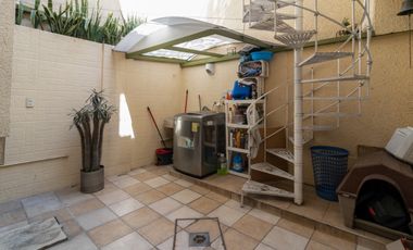Se vende casa en excelente estado y amplia