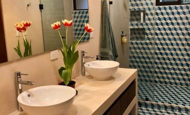 Exclusiva Villa de Lujo en La Veleta una Inversión con Alto Retorno