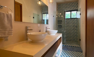 Exclusiva Villa de Lujo en La Veleta una Inversión con Alto Retorno