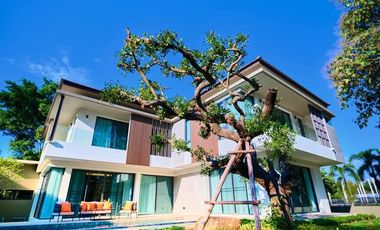 This quiet luxury pool villa in Summit Green Valley for sale