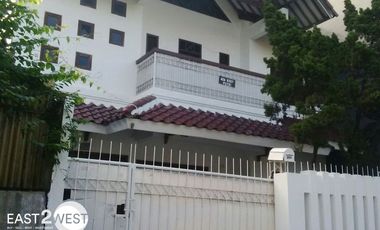 Rumah dijual di DKI Jakarta, Jakarta Barat - Parkir mobil