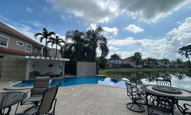 Samborondon, Se renta hermosa casa 5 dormitorios amoblada con piscina y vista a lago