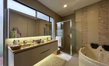 Samborondon, Se renta hermosa casa 5 dormitorios amoblada con piscina y vista a lago