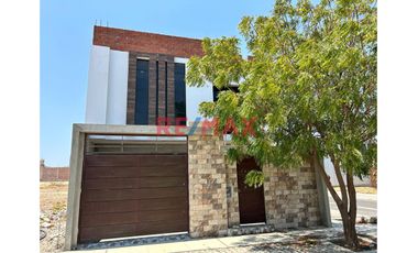 Venta De Casa En Esquina De Dos Pisos Más Azotea En Urb. Miraflores Boulevard Park Plaza // ID: 1128693