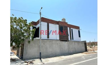 Venta De Casa En Esquina De Dos Pisos Más Azotea En Urb. Miraflores Boulevard Park Plaza // ID: 1128693