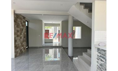 Venta De Casa En Esquina De Dos Pisos Más Azotea En Urb. Miraflores Boulevard Park Plaza // ID: 1128693