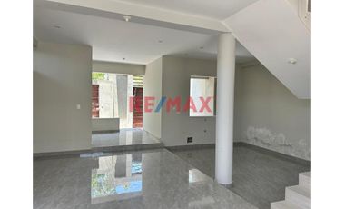 Venta De Casa En Esquina De Dos Pisos Más Azotea En Urb. Miraflores Boulevard Park Plaza // ID: 1128693