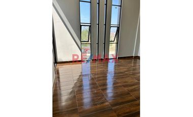 Venta De Casa En Esquina De Dos Pisos Más Azotea En Urb. Miraflores Boulevard Park Plaza // ID: 1128693