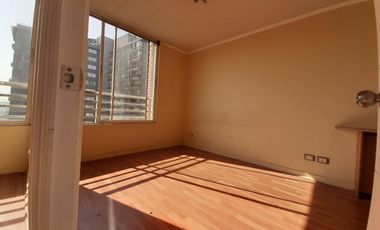 Matrimonio o estudiante solo, a pasos Metro Santa Lucia
