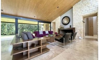 MODERNA CASA EN VENTA, AVANDARO