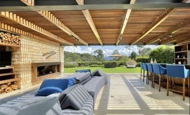 MODERNA CASA EN VENTA, AVANDARO
