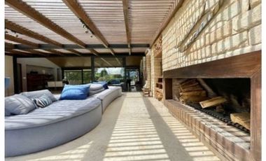 MODERNA CASA EN VENTA, AVANDARO