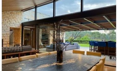 MODERNA CASA EN VENTA, AVANDARO