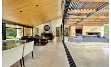 MODERNA CASA EN VENTA, AVANDARO