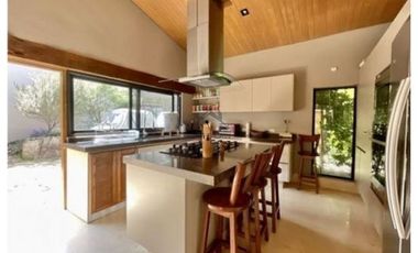 MODERNA CASA EN VENTA, AVANDARO