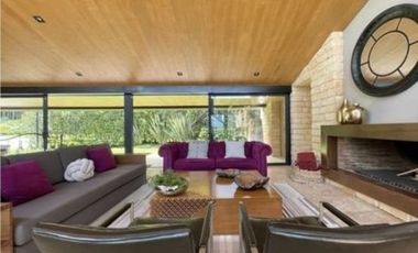 MODERNA CASA EN VENTA, AVANDARO